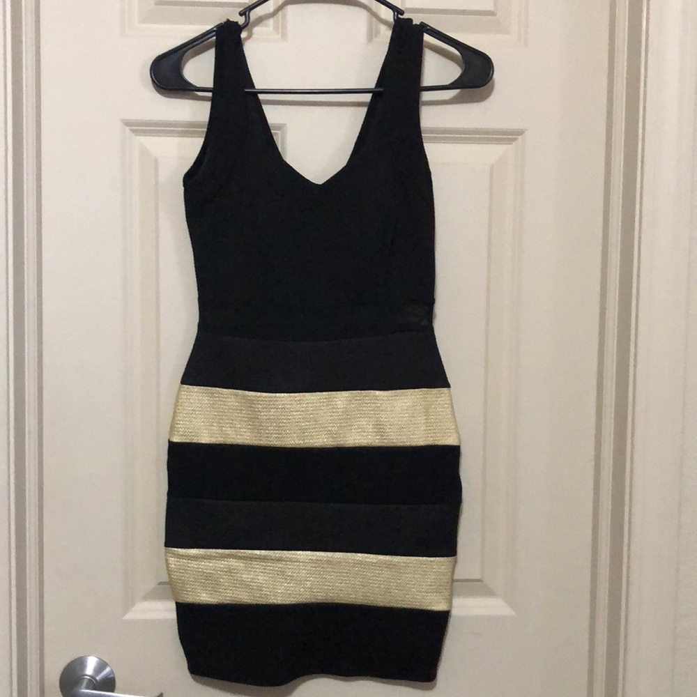 Black and gold stripes. A single stripe of mesh material.
